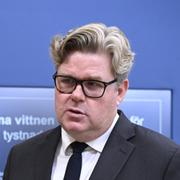 Justitieminister Gunnar Strömmer (M) intervjuas i samband med en pressträff där förslag om anonyma vittnen presenteras.