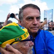 Jair Bolsonaro och en supporter som protesterar mot hans rättegång i högsta domstolen där han står anklagad för påstådd inblandning i ett kuppförsök 2022, i Brasilia, Brasilien, tisdagen den 29 juli 2025.