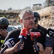 Itamar Ben-Gvir i närheten av platsen för dådet under fredagsförmiddagen.