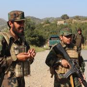 På gränsen mellan Afghanistan och Pakistan bröt strider ut på söndagen den 12 oktober. På bilden syns afghanska soldater vid gränsen. 