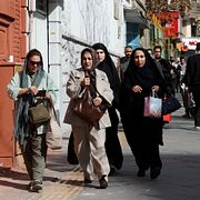 Folk springer för att ta skydd efter en explosion i Teheran.