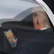 Trump med en jättetelefon. Arkivbild.