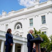 Vicepresident Kamala Harris och president Joe Biden utanför Vita huset i Washington DC.