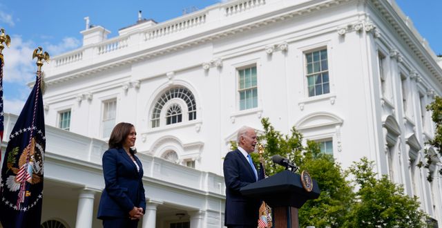 Vicepresident Kamala Harris och president Joe Biden utanför Vita huset i Washington DC. Evan Vucci / TT NYHETSBYRÅN