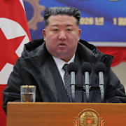 Kim Jong Un håller tal på fabriksinvigningen. Bilden kommer från Nordkoreas regering.