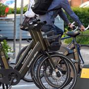 Stockholm stads elcyklar till uthyrning står uppställda.