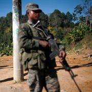 Militär vaktar vid en stad i Guatemala. 