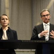 Åsa Olli Segendorf, chef för avdelningen penningpolitik, och riksbankschefen Erik Thedéen under torsdagens pressträff.