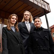 Olivia och ombuden Helena Myrin och Leonard Garg utanför Kristianstad tingsrätt i samband med den muntliga förberedelsen i november 2025.