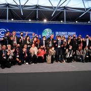 Delegater från olika länder poserar för en gruppbild på COP26 under lördagen. 