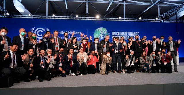 Delegater från olika länder poserar för en gruppbild på COP26 under lördagen.  Alberto Pezzali / TT NYHETSBYRÅN