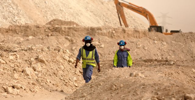 Arbetare vid bygget av Al-Wakra Stadium i Doha, Qatar. Maya Alleruzzo / Ap