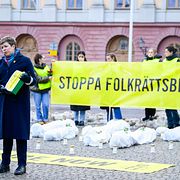 Anna Johansson,  generalsekreterare i Amnesty Sverige, vid en aktion utanför UD i Stockholm 2023.