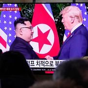 Arkivbild: Tv-visar bilder från mötet mellan Kim Jong Un och Donald Trump under förra mandatperioden. 