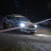 Polis på plats i Salem söder om Stockholm efter att en person hittats skjuten i ett skogsområde.