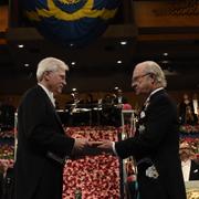 Arkivbild: En av 2016 års ekonomipristagare, Bengt Holmström, tar emot priset av kung Carl XVI Gustaf i Konserthuset i Stockholm (10 december 2016).