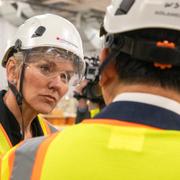 Illustrationsbild. USA:s tidigare energiminister Jennifer Granholm på besök i LG-fabrik i Michigan. 