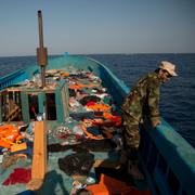 Arkivbild från 2016. En tjänsteman från den libyska kustbevakningen ombord på ett migrantfartyg. 