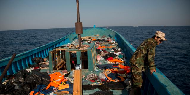 Arkivbild från 2016. En tjänsteman från den libyska kustbevakningen ombord på ett migrantfartyg.  Emilio Morenatti / TT NYHETSBYRÅN