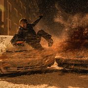 Austin Abrams springer från infekterade monster i "Resident evil". Pressbild.