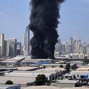 Ett rökmoln stiger från en lagerbyggnad i Förenade Arabemiraten efter en iransk attack tidigare i veckan.