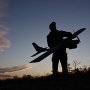 En arkivbild från den ukrainska militärens presstjänst, som visar en ukrainsk soldat med en drönare. Tagen den 7 oktober.