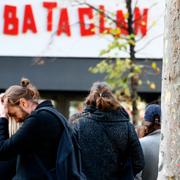 Personer utanför Bataclan på tvåårsdagen efter attackerna i Paris. 