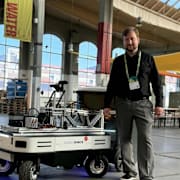 Dimitrij Aleshkov med roboten som nu testas för sophämtning.