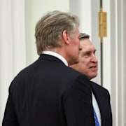 Peskov till vänster i samtal med en amerikansk delegation tidigare i år.