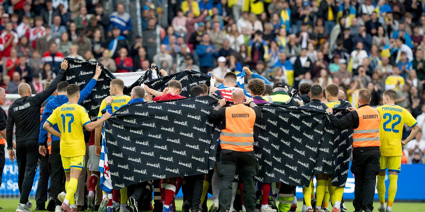 Den danske landslagsspelaren Christian Eriksen kollapsade under söndagens träningsmatch mot Ukraina.