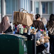 Överfulla papperskorgar i Malmö.