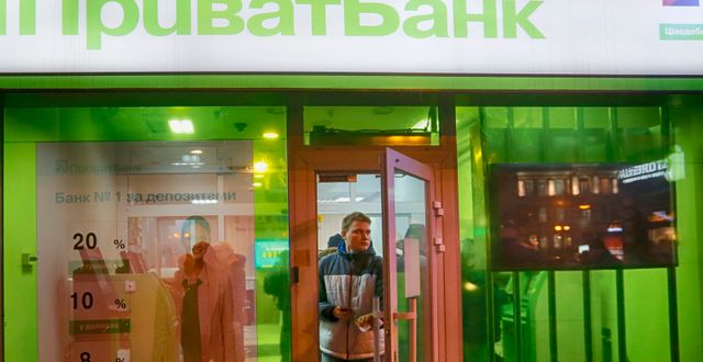 En man lämnar ett av PrivatBanks kontor i Kiev. Arkivbild.  Efrem Lukatsky / AP