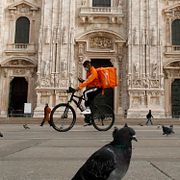 Arkivbild av cykelbud i Italien.
