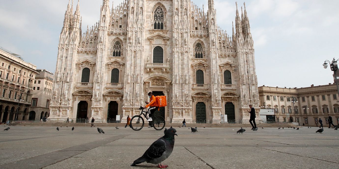 Arkivbild av cykelbud i Italien.