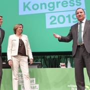 Per Bolund valdes till nytt språkrör och grattuleras av språkröret Isabella Lövin och Stefan Löfven (S) på Miljöpartiets kongress.