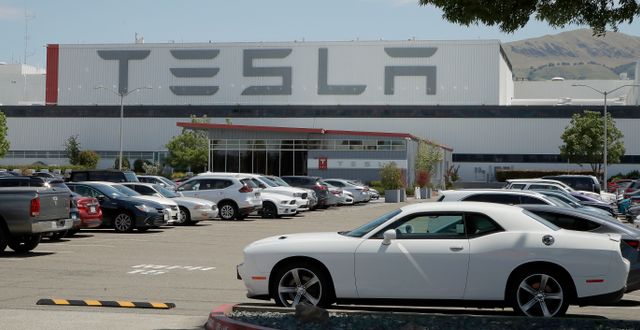 Flera bilar syntes parkerade utanför Teslafabriken på måndagen Ben Margot / TT NYHETSBYRÅN