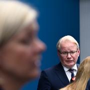 Peter Hultqvist och statsminister Magdalena Andersson/Arkivbild