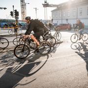 Cyklister vid Slussen i Stockholm.