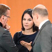 Annalena Baerbock med Tysklands försvarsminister Boris Pistorius och förbundskansler Olaf Scholz. 