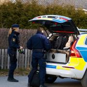 Polis på plats efter att en skarp handgranat hittats i en trädgård i ett bostadsområde i Bålsta nordväst om Stockholm.