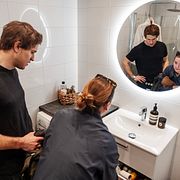 Paret Calle Göransson och Sara Tegström på en lägenhetsvisning på Kungsholmen.  20260329.