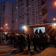 Människor köar för att ta del av varma gratismåltider i Kyiv-kylan.