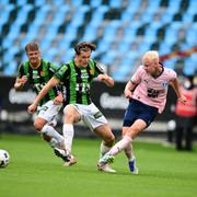 Axel Henriksson och Malmö FF:s Otto Rosengren i duell. 