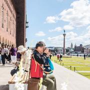 Kinesiska turister vid stadshuset i Stockholm sommaren 2017.