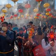 Människor ber vid tempel i Hongkong för att fira nyåret. 