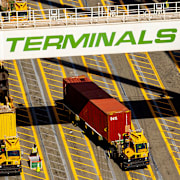 En lastbil transporterar en container från ett fartyg i hamnen i Oakland, Kalifornien.