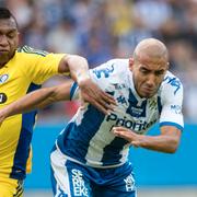 Aleesami, här i kamp med HJK Helsingfors Alfredo Morelos i EL-kvalet.