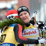 Britta Johansson Norgren slutade tvåa i Vasaloppet 2016 och kramar här om vinnaren Katerina Smutna.