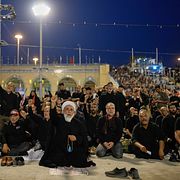 En shiamuslimsk präst leder en bön under begravningsceremonin för Irans forne högste ledare ayatolla Ali Khamenei och medlemmar av hans familj i Imam Khomeini Mosalla-moskén i Teheran på lördagen.