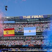 En färgglad show inledde VM-finalen.